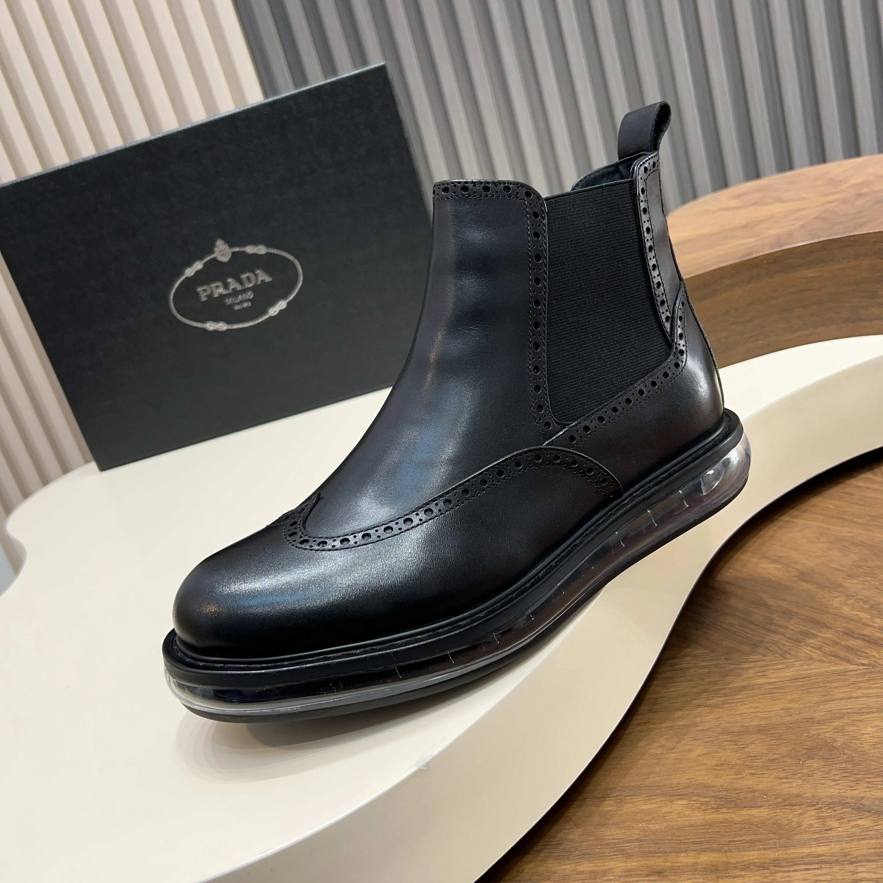 Men's shoes 💰 1000 Prada/Prada Italian show version Pure original men's high-top slip-on air cushion shoes Original super flexible air cushion outsole Silver label PRADA letter logo decoration on the heel Rubber bottom layer High comfort Excellent anti-slip performance Imported waxed cowhide Leather is smooth Leather holes are fine and even Super good texture Slip-on design Geometric carving decoration Novel and unique Full calf leather lining Standard gold-labeled feet. Fine workmanship. Ignore market currency. Support comparison inspection. Size: 38-39-40-41-42-43-44. Standard leather shoe size 45. Order